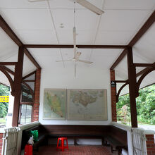 駅舎の待合スペース