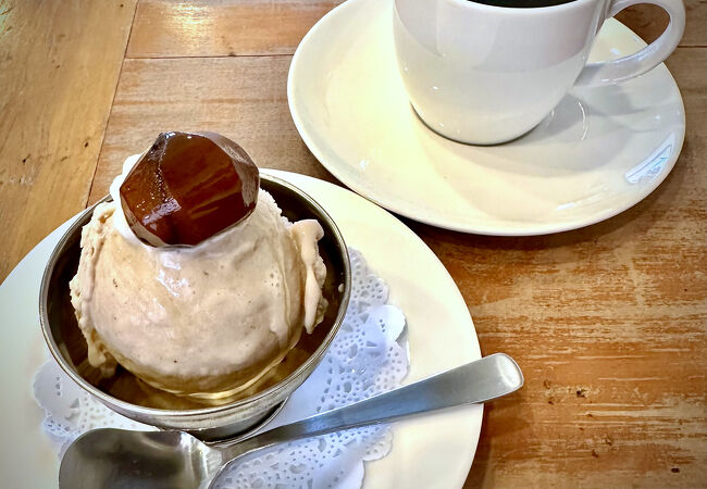 日本人経営の「（果物たっぷりの）日本っぽいパフェ」が戴ける『フルーツ・パーラー』（Pardenパーデン／BTSプロンポン駅／バンコク）