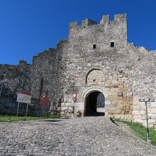 ベラト城の城門。駐車場はこの手前にあります。