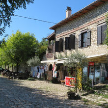 城内には住民もいて、飲食店や土産物店を出しています。