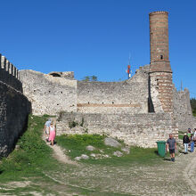 ベラト城内に残るレッド・モスクの塔。教会の廃墟などもあります