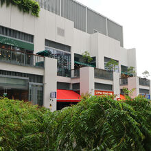 中庭の周りを3階建ての建物が囲む造り