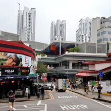 ロケーションはホランド・ヴィレッジ駅方向から緩やかな坂の先