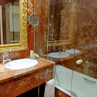 バスタブ付きで豪華です。