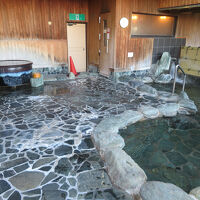 奥がフィンランド式サウナ、左はサウナ入浴後の水風呂