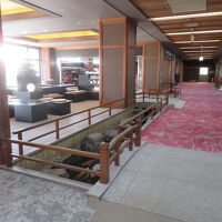 ロビー左奥がコンビニショップ