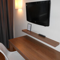 机で食事をしました。椅子２客あります。一つ折り畳み椅子です。