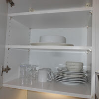 キッチン付きの棚より食器です。２段目は大きな皿とサラダボール