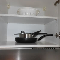 フライパン（蓋なし）、大きな鍋、小さな鍋、ザル