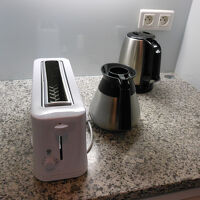 トースト焼き器、湯沸かしポット、電気ケトル