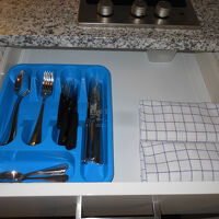 引き出しの中は、ふきん、カトラリー