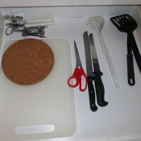 ２段目引出しは、鍋敷き、ワイン栓抜き、はさみ、ギザギザナイフ