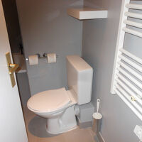 トイレ（ウォシュレット無し）、パネルヒーター有り、棚有り