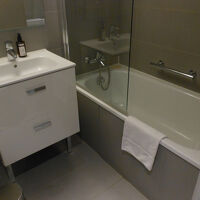 洗面棚にタオルあり、ゴミ箱有、洗濯ロープ有、ハンドシャワー