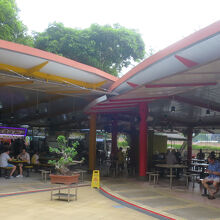 真ん中にスペースがあって明るい雰囲気