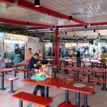 フードセンターに並ぶホーカー（赤エリア）