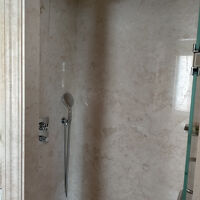 バスタブは無いがハンドシャワーとレインシャワーがあった