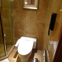 トイレットペーパーは前のシルバーの箱に捨てましょう