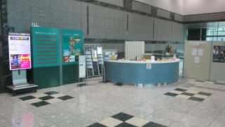 ２０階建ての近代的なビル