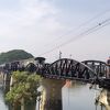 線路を歩く観光客で混み合う