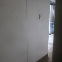 隙間から覗き込むと微かに外が見られます。