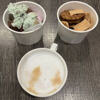無料のアイス、スナック、カフェオレ
