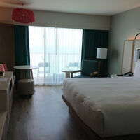 小さなテラスに椅子2脚とテーブルが設置されていた。