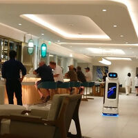 車輪で移動するお料理運搬ロボットが導入されていた。