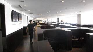 どこに座っても良いラウンジ