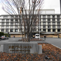 ぜいたくに土地を使ったホテル。街中とは思えません