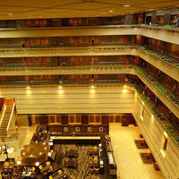 吹き抜けスタイルのホテルで、一階に洋食レストランがあります