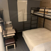 ダブルサイズのベッドに更に２階立てベッドが笑