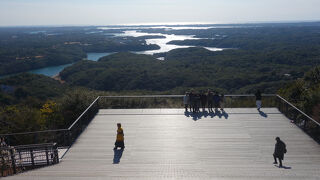 駐車場から階段を上るのがしんどい。でも、その苦労の甲斐がある。