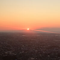 朝日がまぶしい