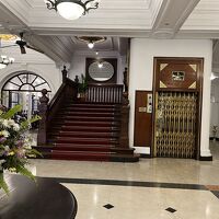 手でドアを開けるエレベーター