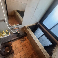 部屋温泉は少し狭いですが、モール温泉かけ流しのお湯が良い。