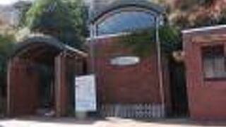 延長約160メートルもある斜行型のエレベーターで無料で利用できます