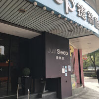 ちらっと映る隣のセブンのポムポムプリン