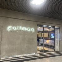 構内からのエントランス