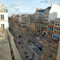 部屋の窓からの眺め　窓が2つありそのうちの道路と並行の窓