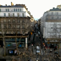 部屋の窓からの眺め　窓が2つありそのうちの道路正面の窓