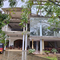 ２階以上は空洞で工事中です。