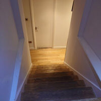 部屋に入るといきなり階段