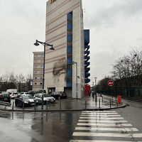 夜中周囲はうるさいので治安は？マーク。朝パトカーがいた。