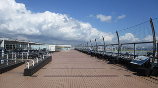 夏の羽田空港第2旅客ターミナル 展望デッキ