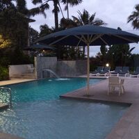 屋外のプールエリア