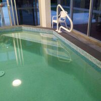 屋内プールも有りました。横にはジャグジーも～