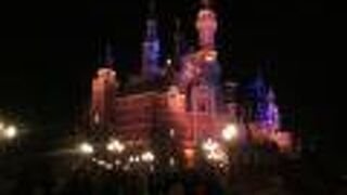 夜のエンチャンテッド ストーリーブック キャッスル