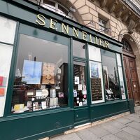 ホテルの手前にある画材屋さん