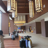 フロントのあるホテルロビーはかなり広めです。